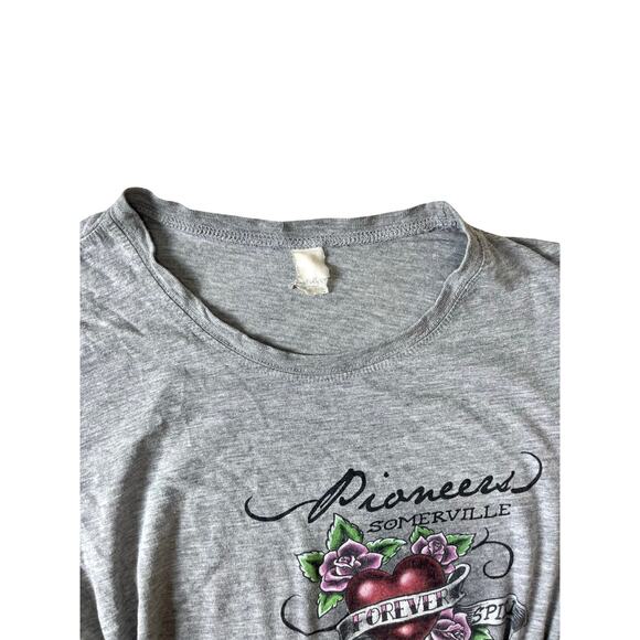 Grey grunge short sleeve top with poineers Somerville text, heart and rose print - Picture 5 of 7